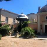 Spostandoci sulla nostra destra ci imbattiamo in uno degli eleganti gazebi in ferro che adornano il giardino...